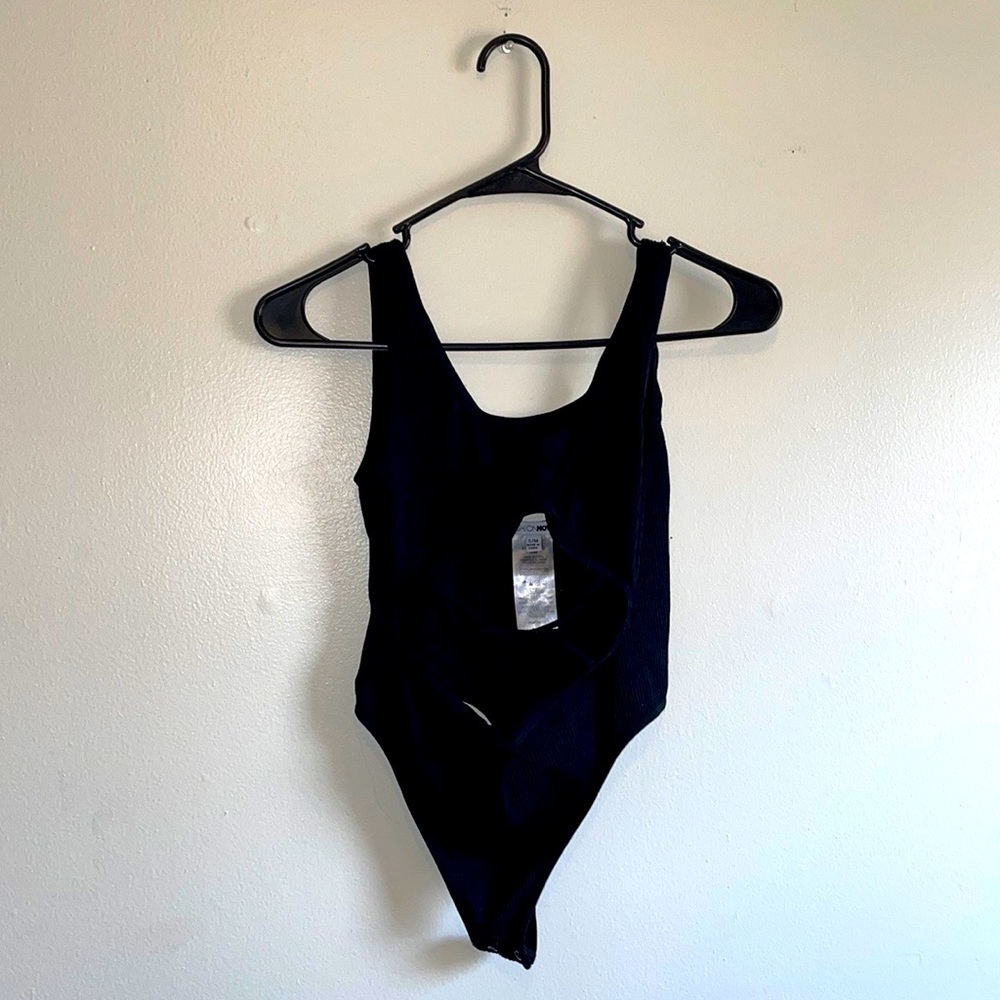 💎 Fashion Nova Middle Cut Out Criss-Cross Thong Body Suit